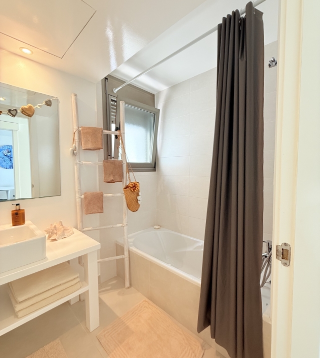 Resa Estates Ibiza longter rental Cala Tarida penthouse batrhoom ok.jpeg